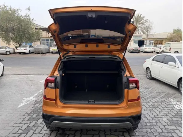 Car image 18