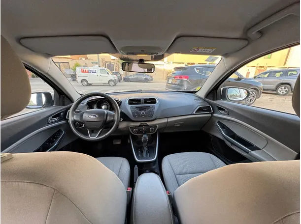 Car image 14