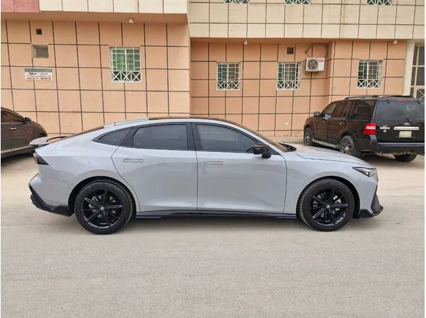 Car image 4