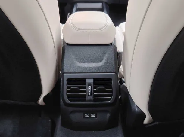 Car image 32