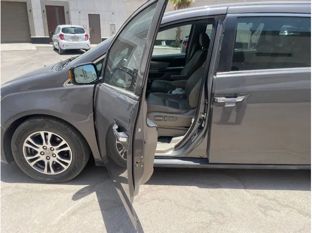 Car image 11