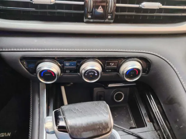 Car image 26