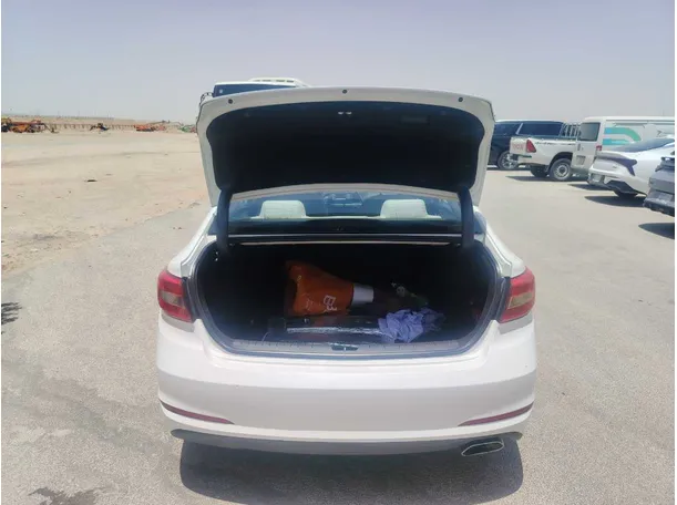 Car image 19