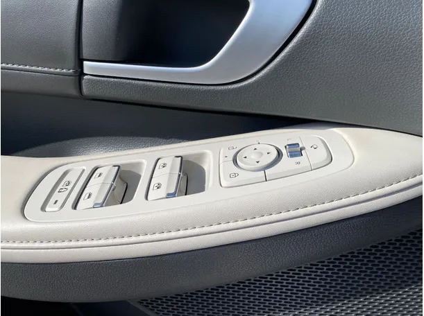 Car image 25