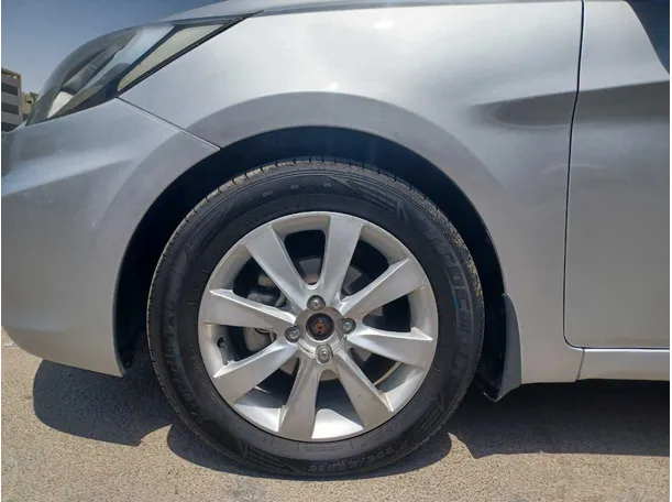 Car image 9