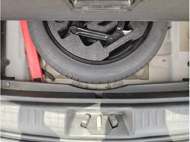 Car image 32