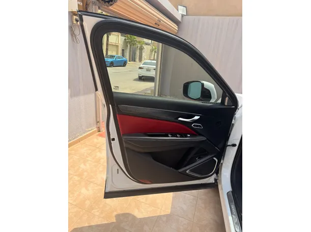 Car image 10