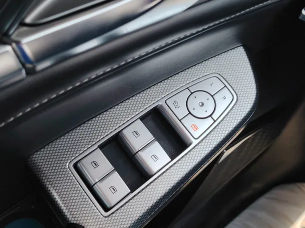 Car image 28