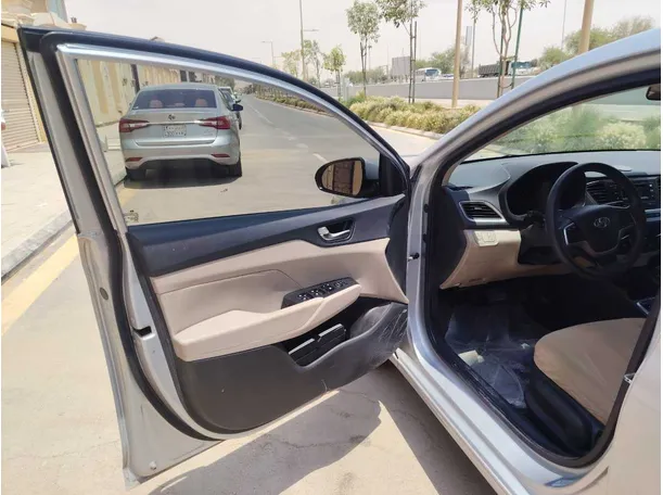Car image 11