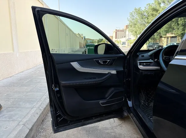 Car image 10