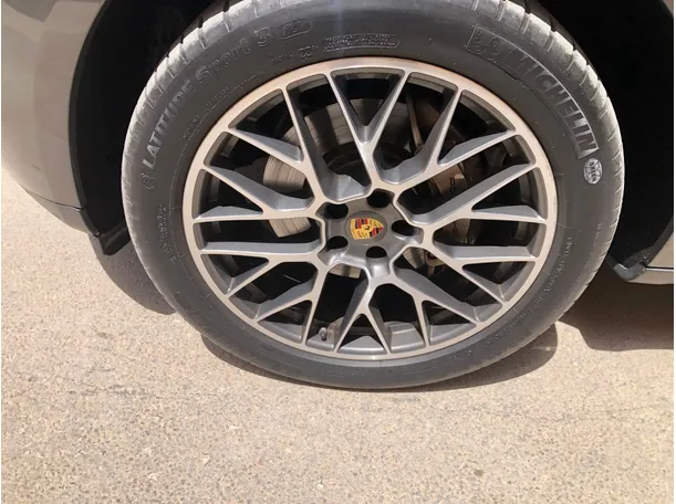 Car image 10