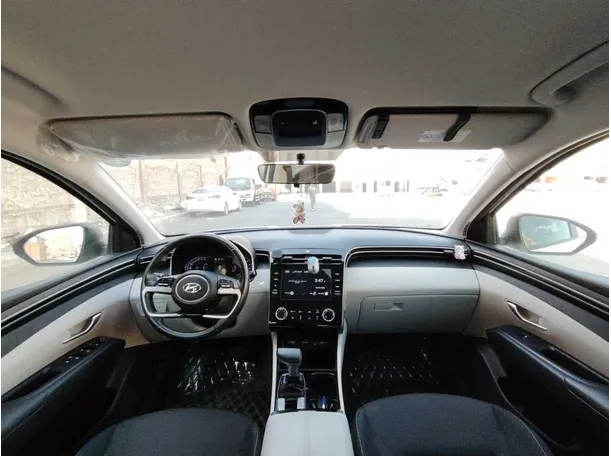 Car image 18