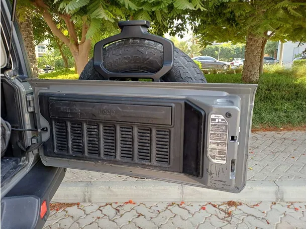 Car image 19