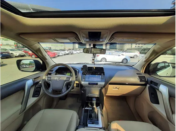 Car image 17