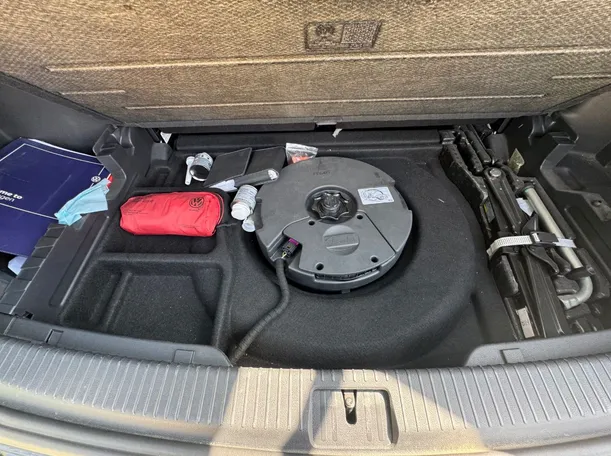 Car image 28