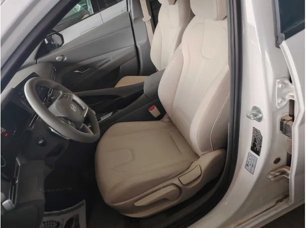 Car image 13