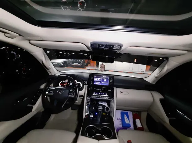 Car image 14