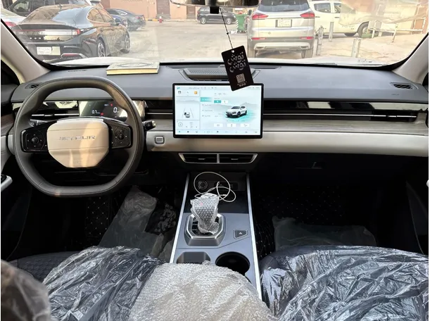 Car image 18