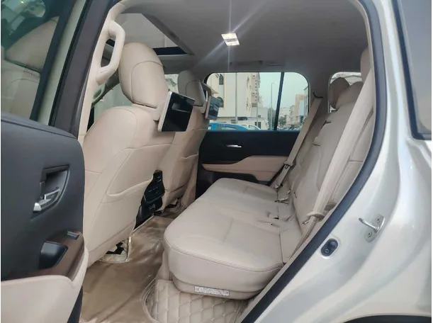 Car image 18