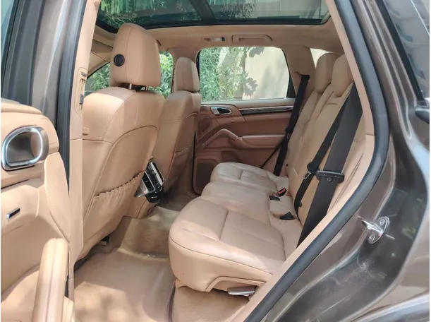 Car image 17