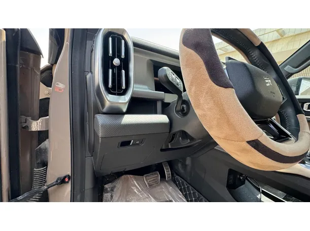 Car image 25