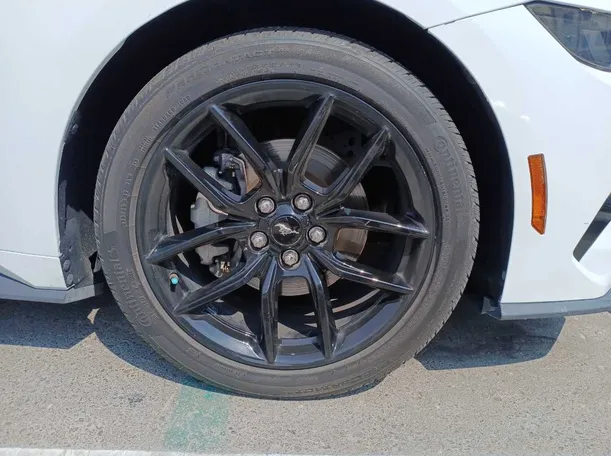 Car image 9