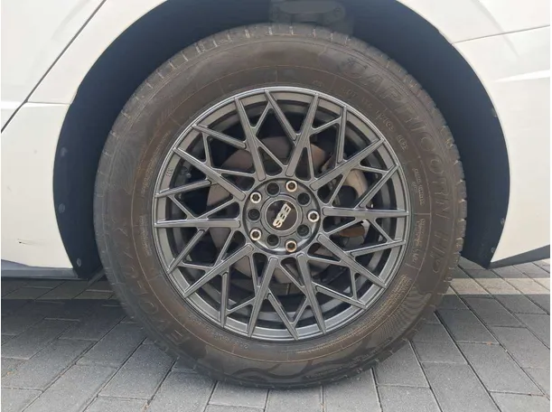 Car image 9