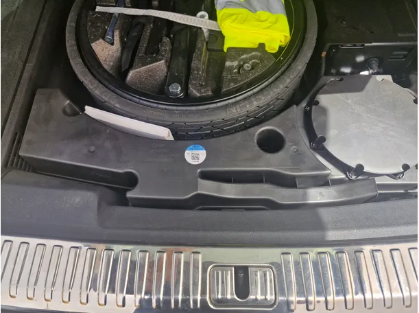 Car image 24