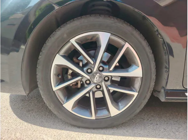 Car image 10
