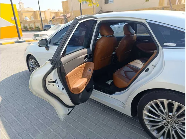 Car image 17