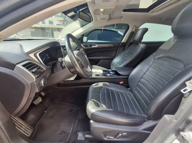 Car image 12