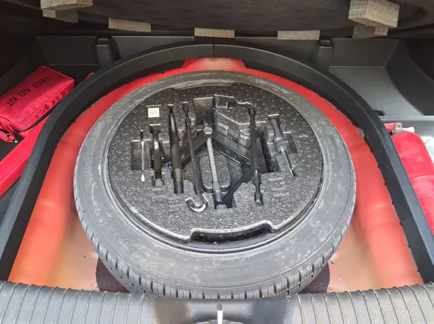 Car image 18