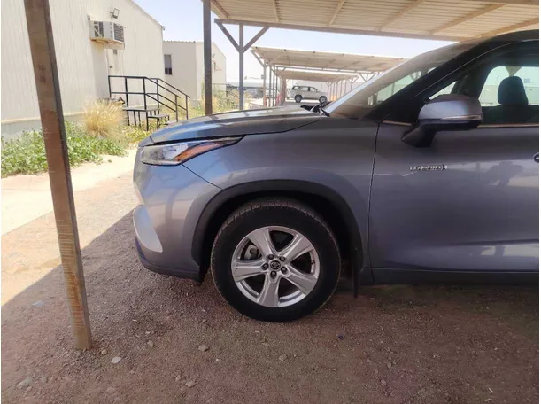 Car image 9