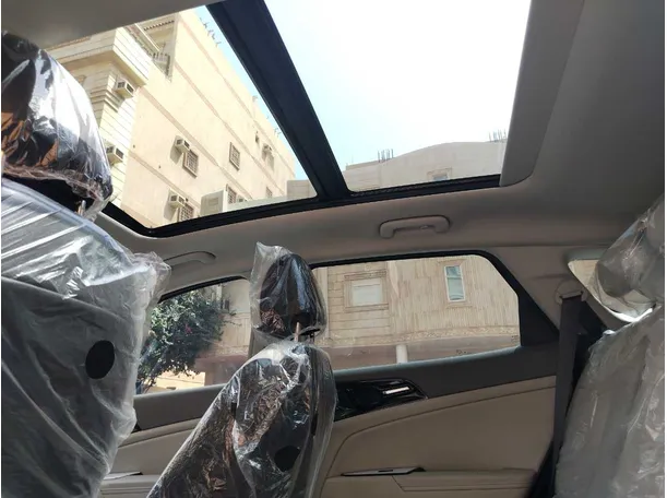 Car image 18