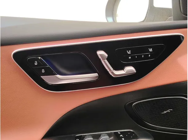Car image 32