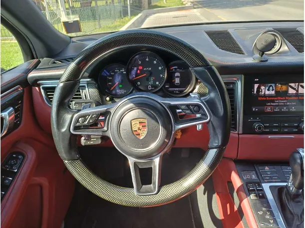 Car image 14