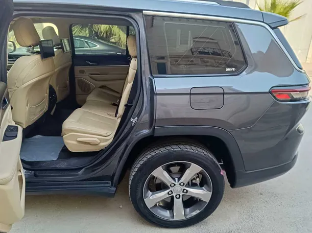 Car image 17
