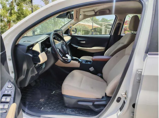 Car image 12