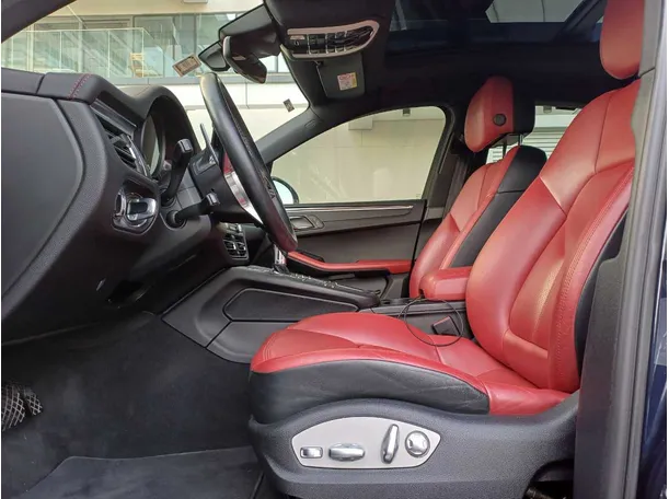 Car image 12