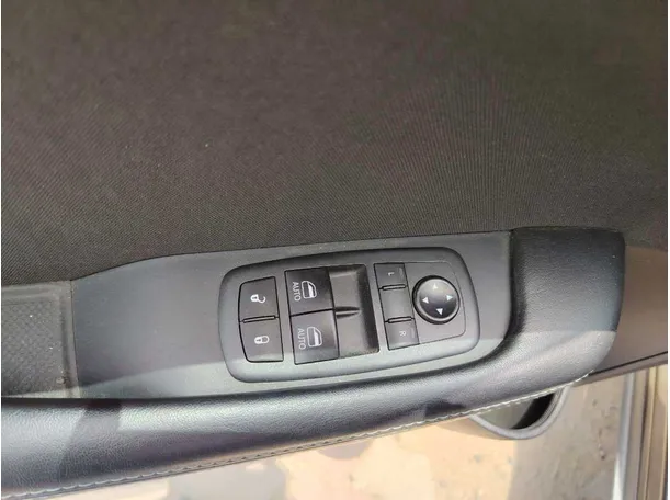 Car image 32
