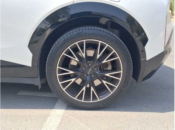 Car image 9