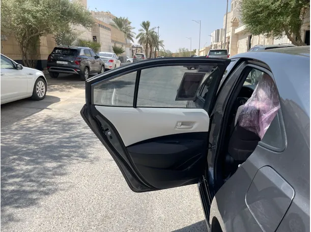 Car image 14