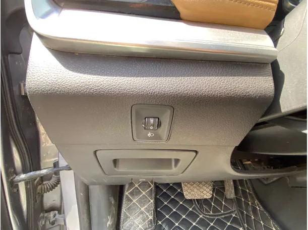 Car image 23