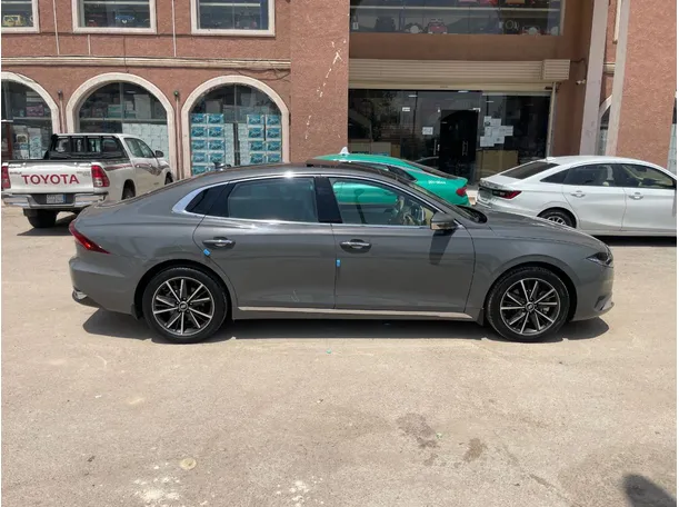 Car image 4