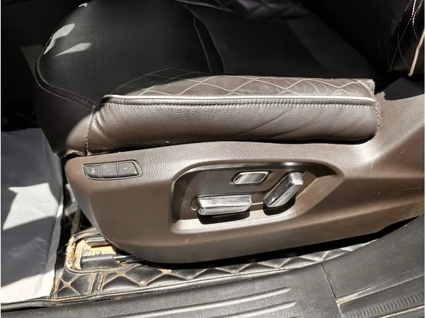 Car image 27
