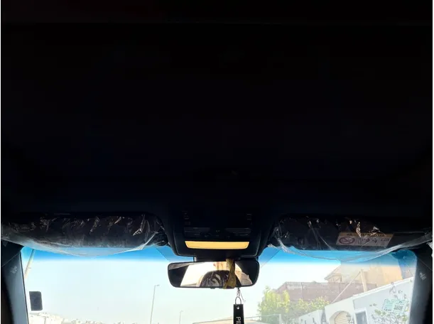 Car image 25