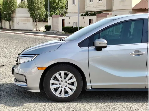 Car image 9