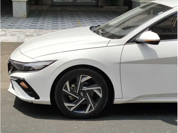 Car image 9