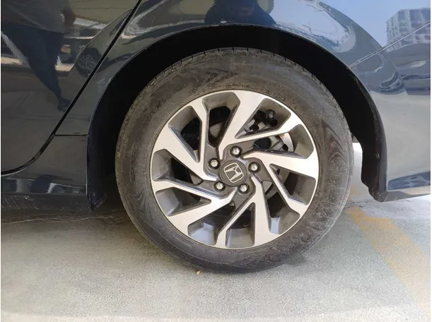 Car image 9