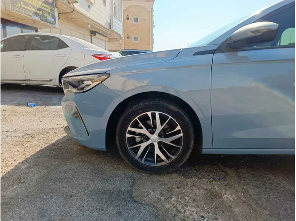 Car image 9